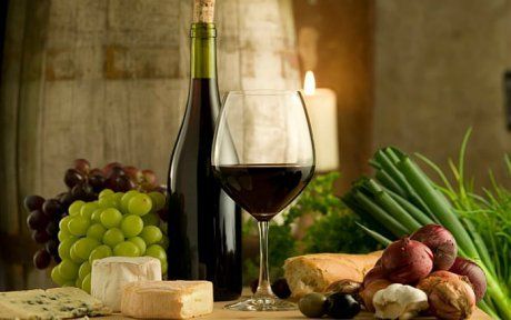 Полусладкое вино из чёрного или красного винограда